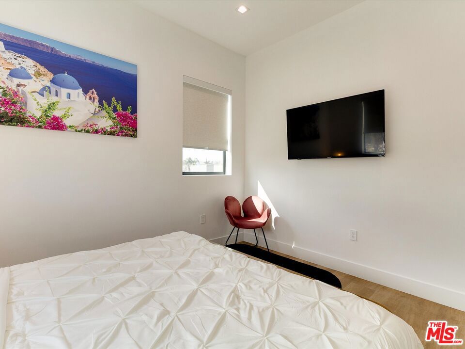 2815 1/2 S Redondo Boulevard Property Photo 26