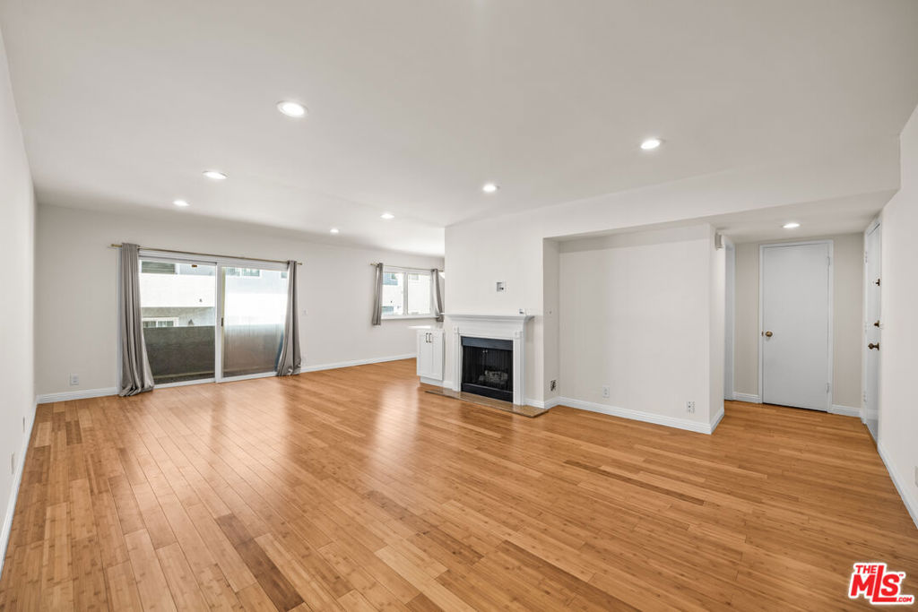 1262 S Barrington Avenue 304 Property Photo 6