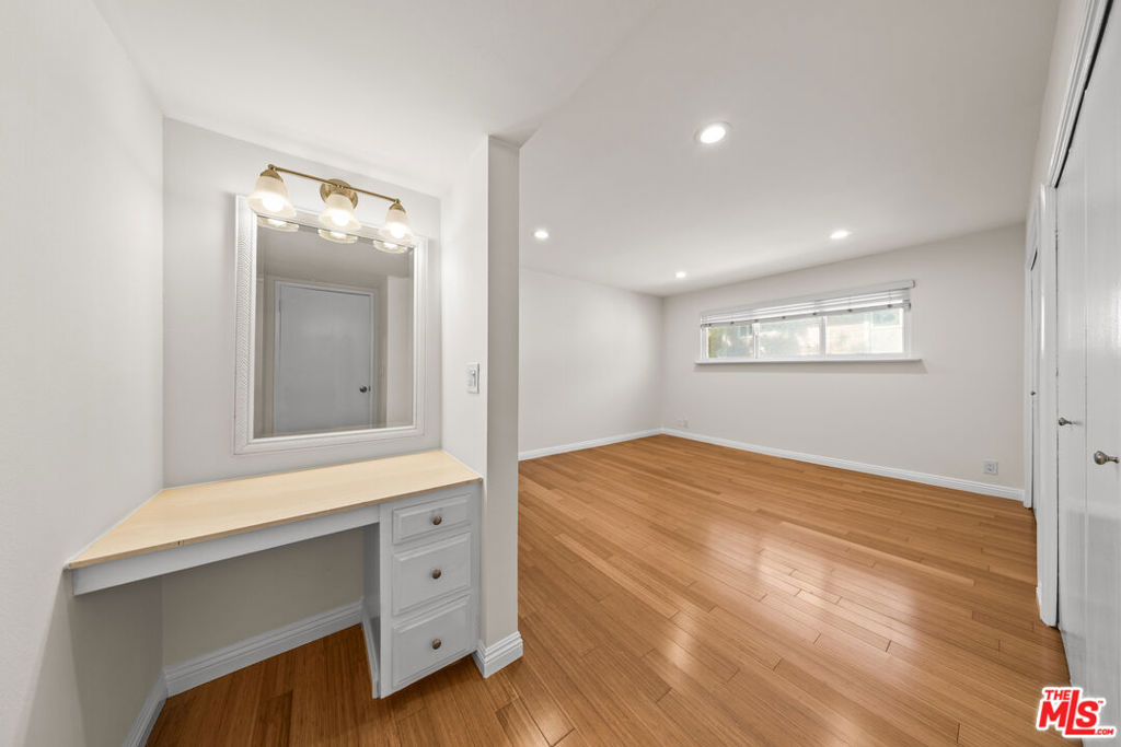 1262 S Barrington Avenue 304 Property Photo 12