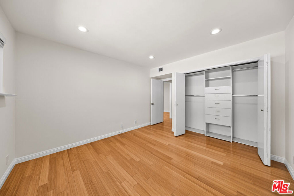 1262 S Barrington Avenue 304 Property Photo 15