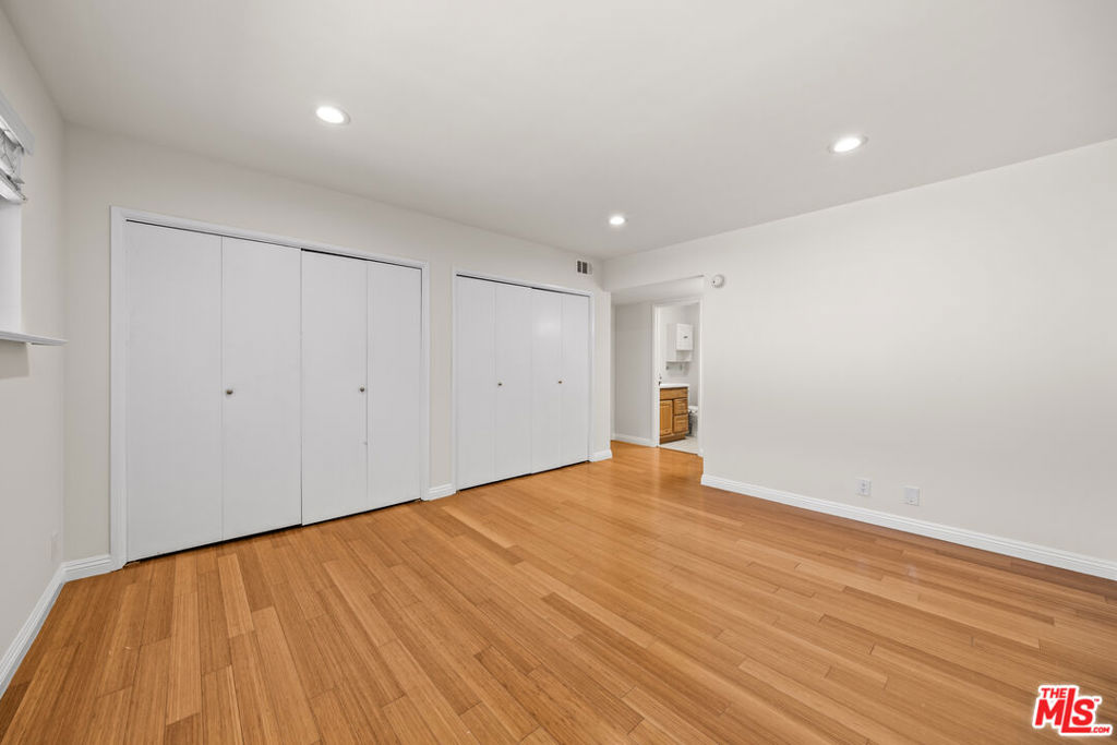1262 S Barrington Avenue 304 Property Photo 16
