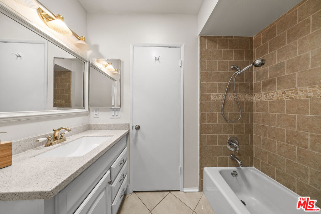 1262 S Barrington Avenue 304 Property Photo 17