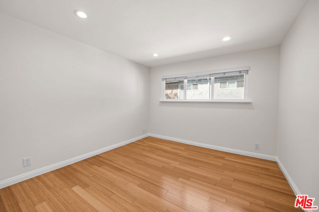 1262 S Barrington Avenue 304 Property Photo 20