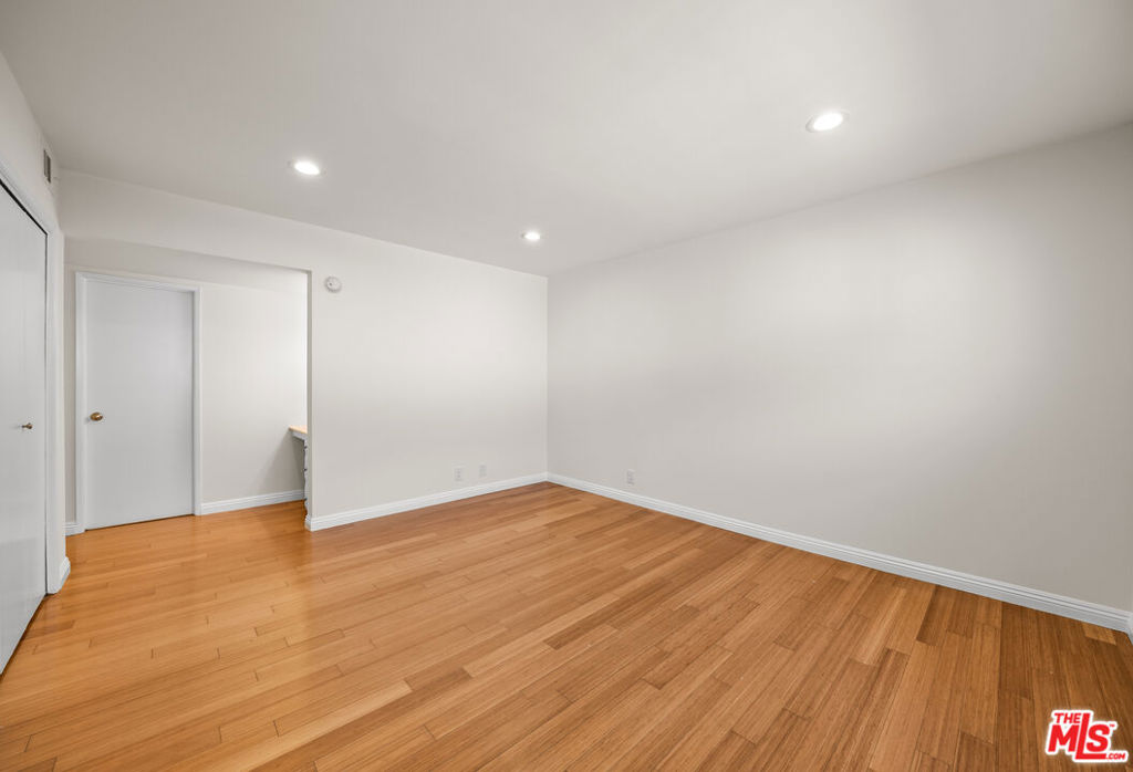 1262 S Barrington Avenue 304 Property Photo 21