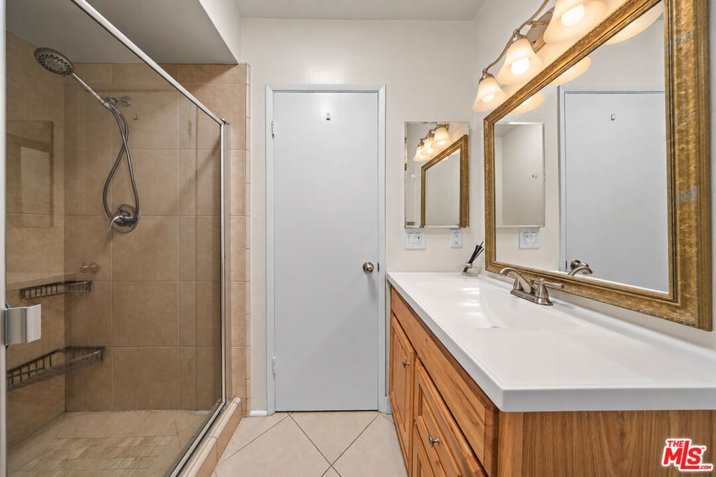 1262 S Barrington Avenue 304 Property Photo 22