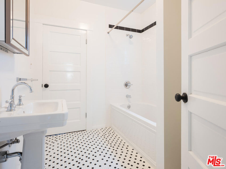 412 W Windsor Road Property Photo 18