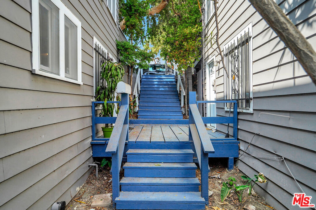 1118 Sanborn Avenue Property Photo 2