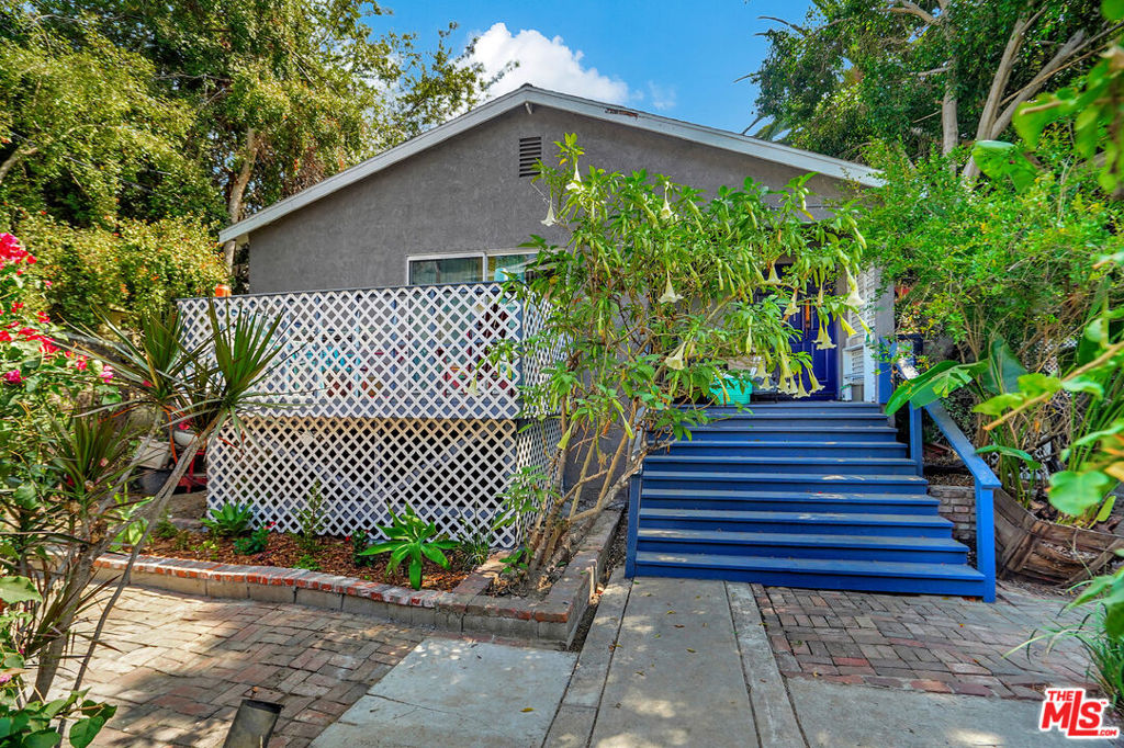 1118 Sanborn Avenue Property Photo 7