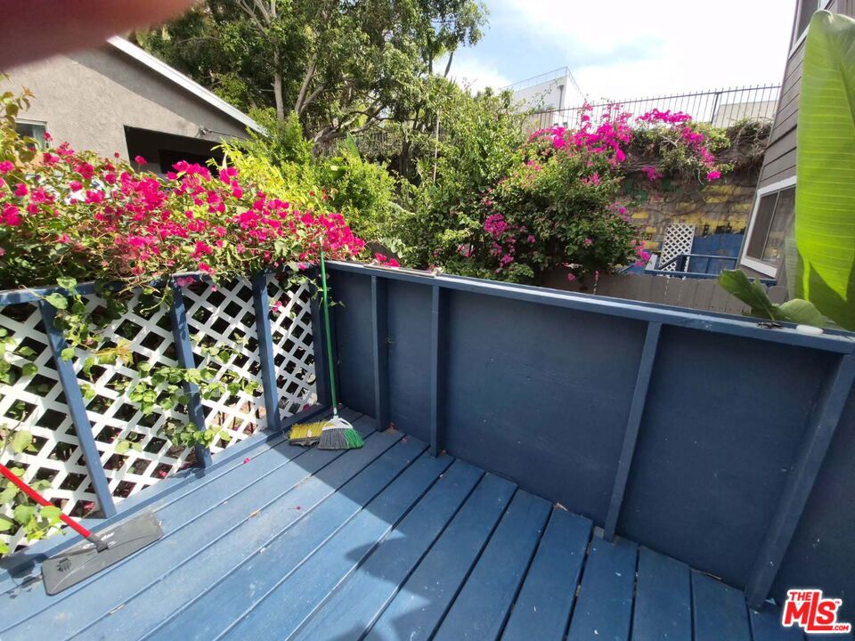 1118 Sanborn Avenue Property Photo 8