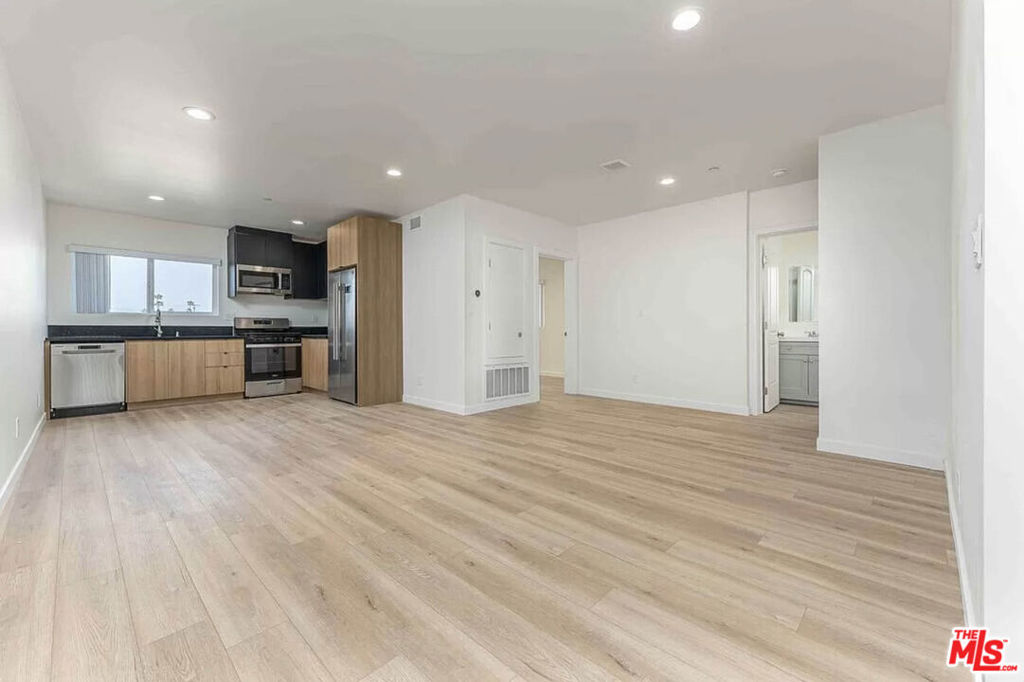 2101 S Burnside Avenue Property Photo 1