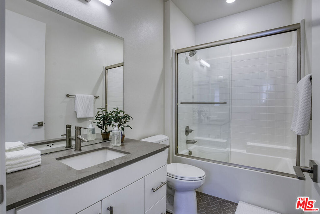 2700 E Chaucer Street 23 Property Photo 19