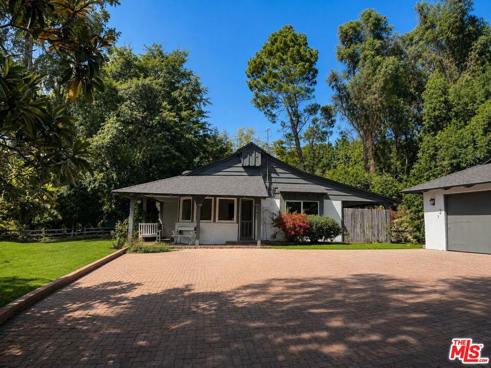 2836 Roscomare Road Property Photo 1