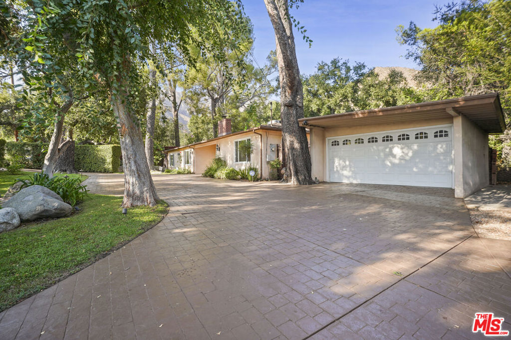 2452 N Altadena Drive Property Photo 4
