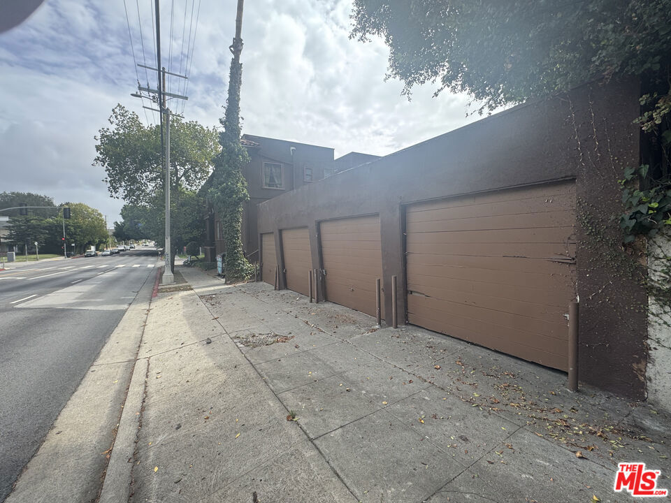 301 S Norton Avenue Property Photo 3