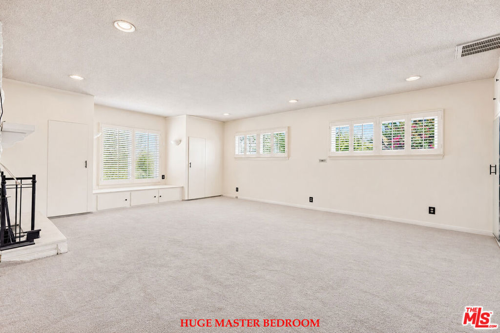 5738 Rhodes Avenue Property Photo 9
