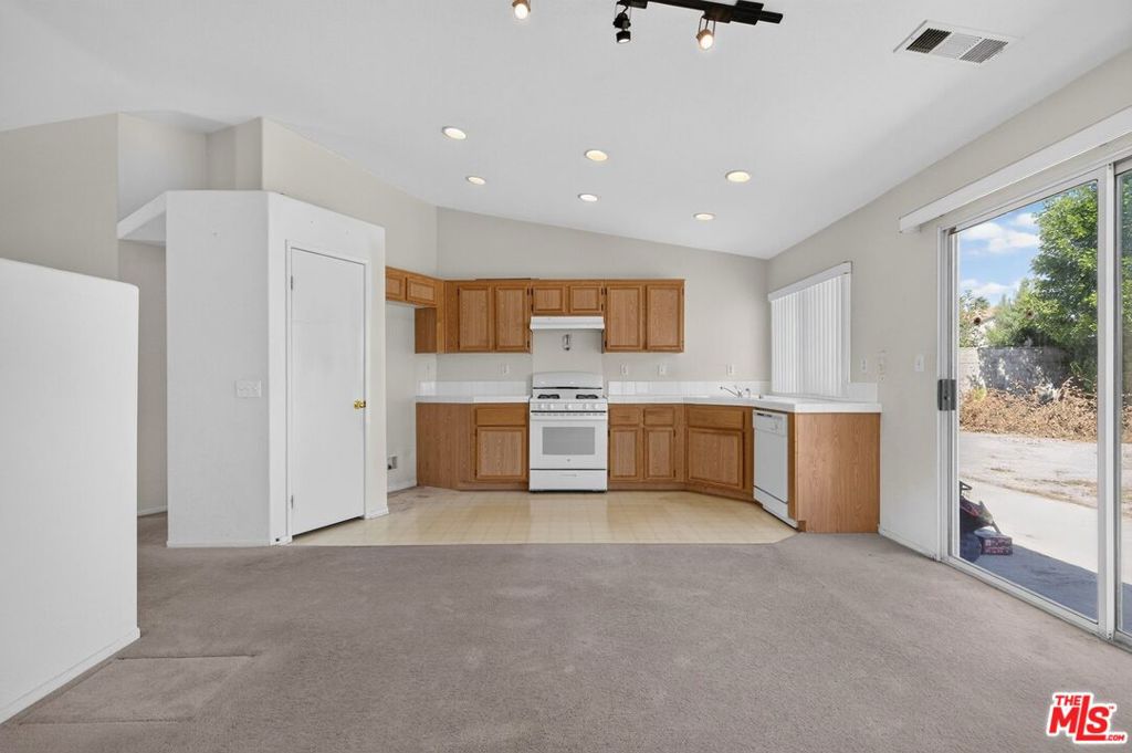 1657 Clyde Street Property Photo 8