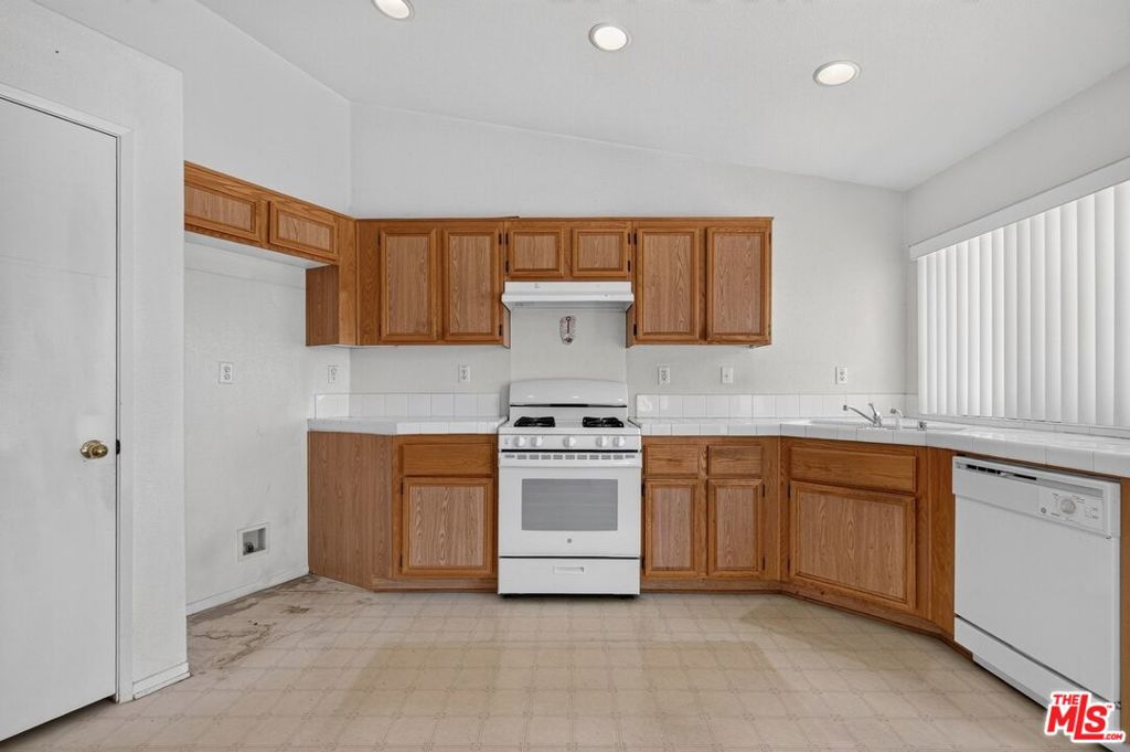 1657 Clyde Street Property Photo 9