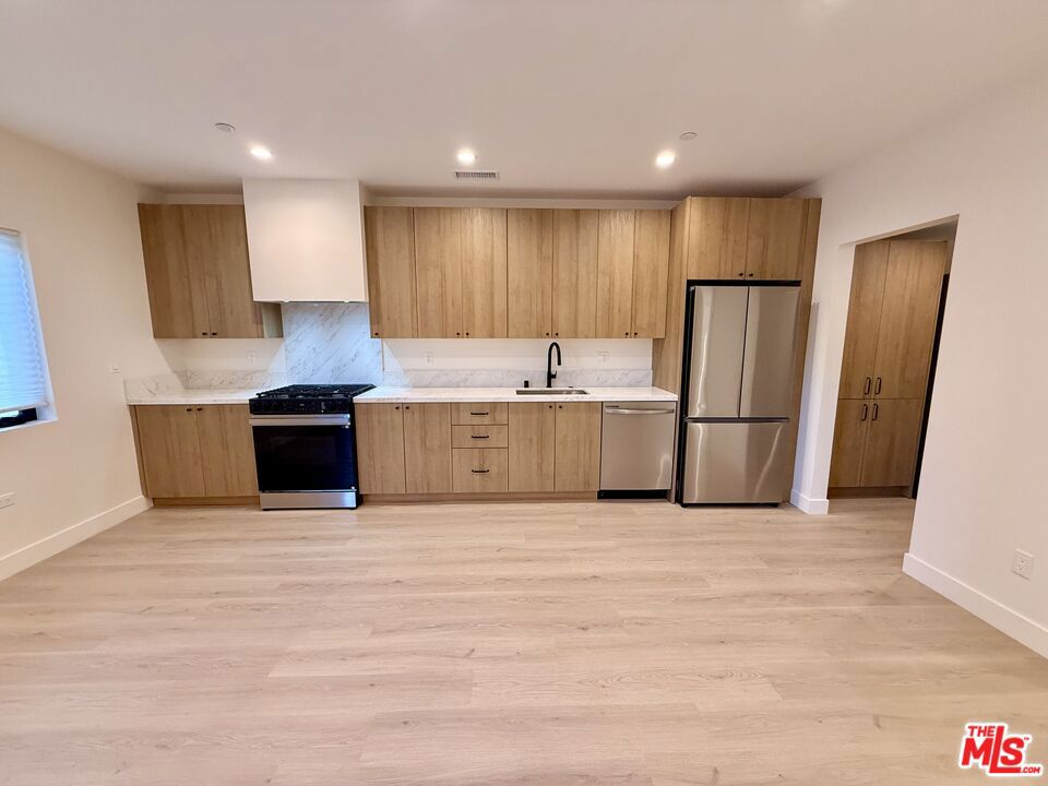2707 Benedict Street 1/2 Property Photo 2