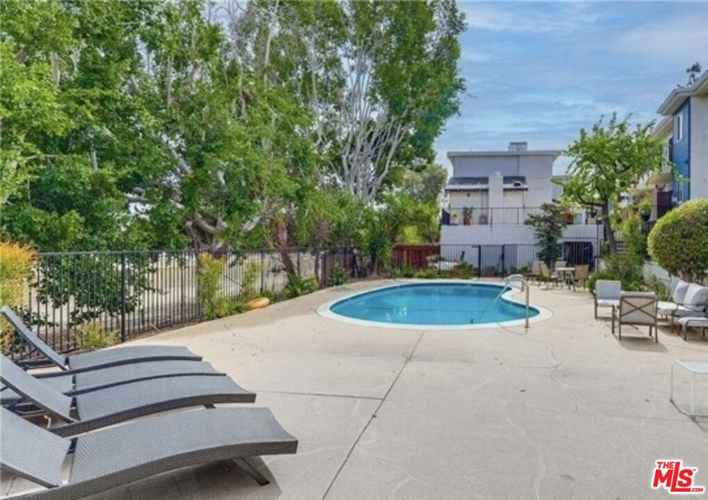 5252 Coldwater Canyon Avenue 207 Property Photo 6