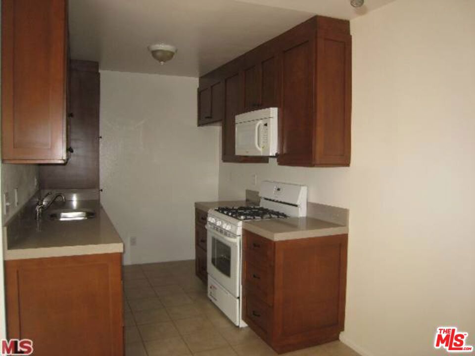 5252 Coldwater Canyon Avenue 207 Property Photo 10