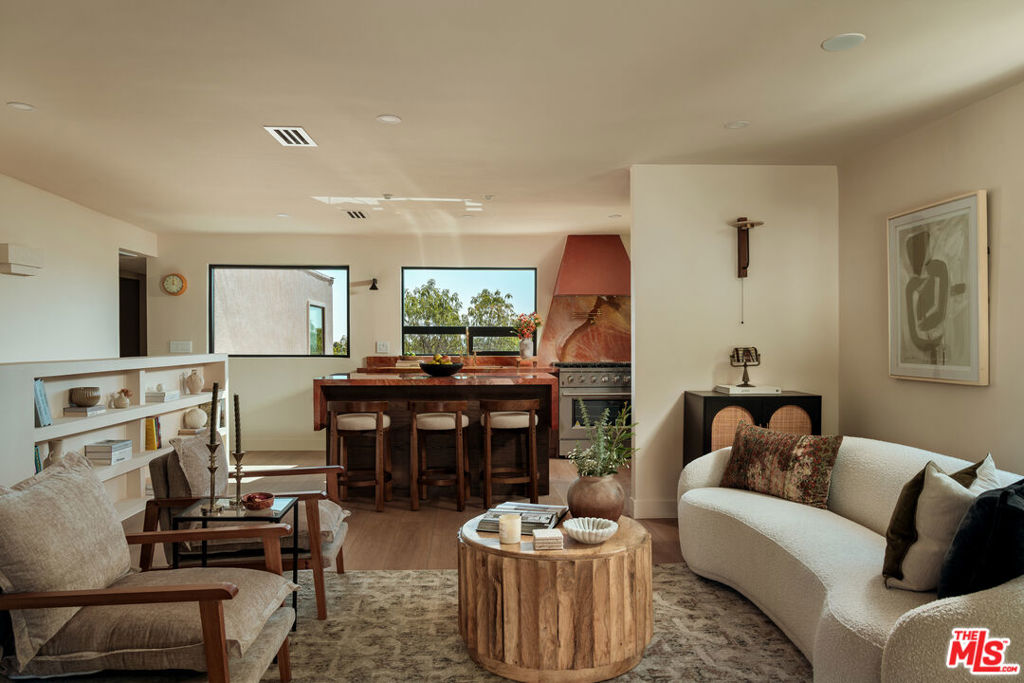 579 Crane Boulevard Property Photo 3
