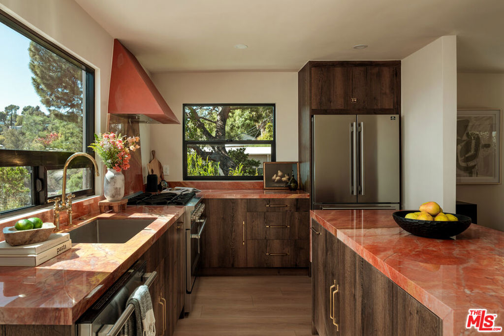 579 Crane Boulevard Property Photo 4