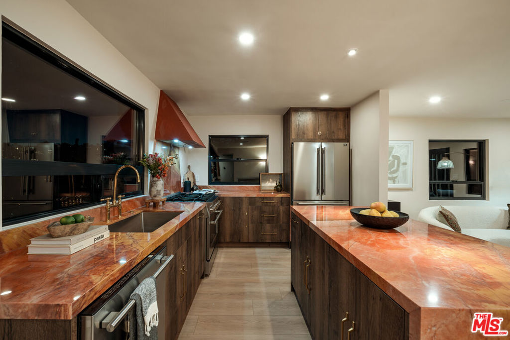 579 Crane Boulevard Property Photo 6