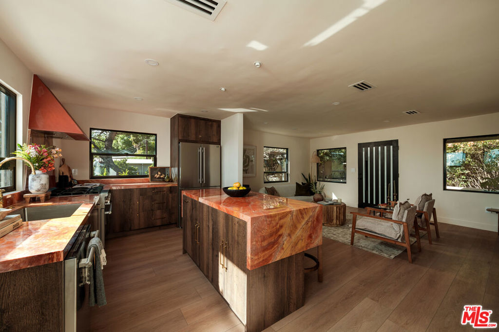 579 Crane Boulevard Property Photo 7