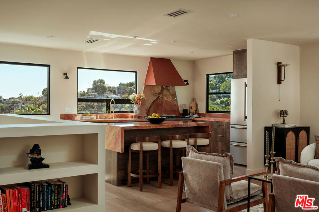579 Crane Boulevard Property Photo 8