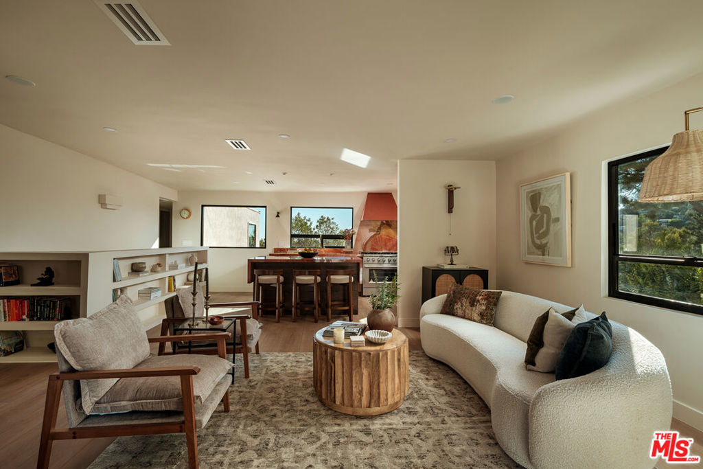 579 Crane Boulevard Property Photo 12