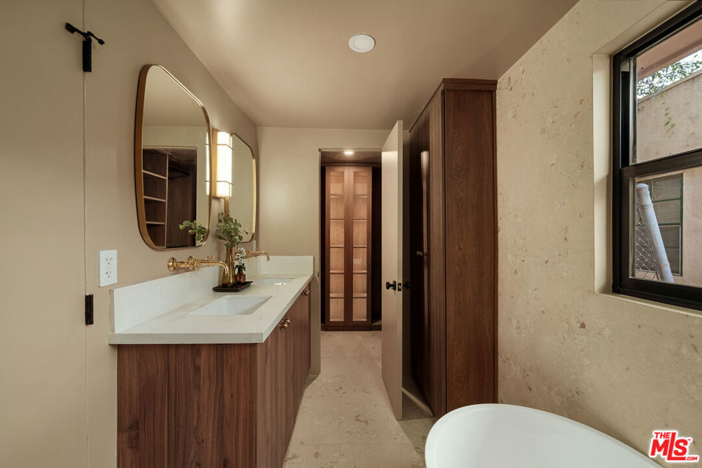 579 Crane Boulevard Property Photo 26
