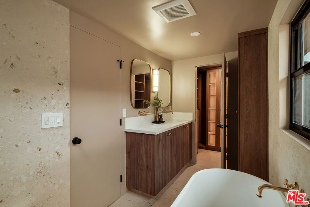 579 Crane Boulevard Property Photo 27