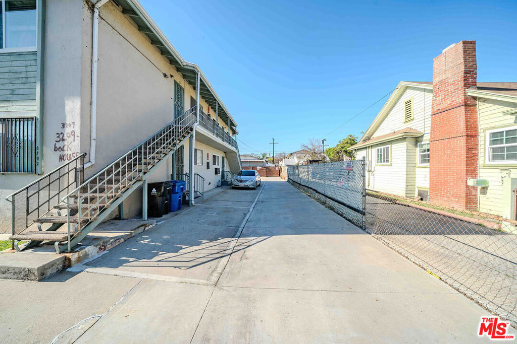 3209 Andrita Street Property Photo 4