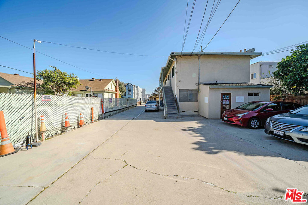 3209 Andrita Street Property Photo 6