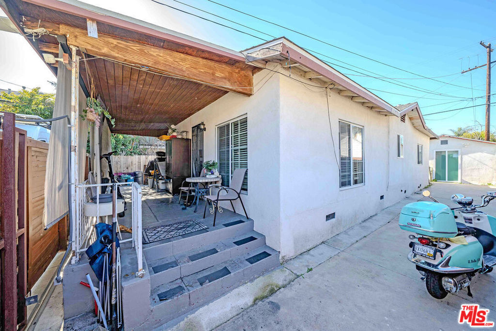 3209 Andrita Street Property Photo 8
