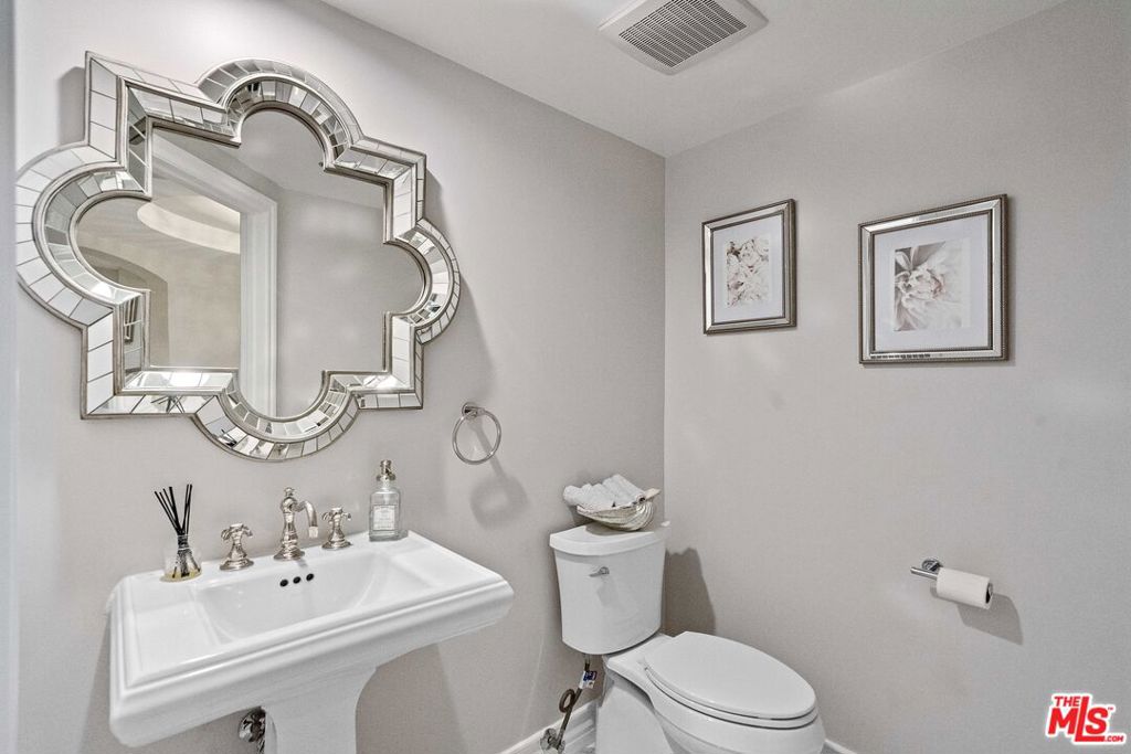122 N Clark Drive 301 Property Photo 20