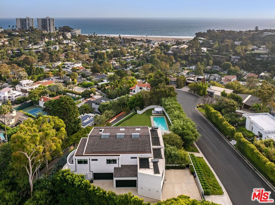 400 Amalfi Drive Property Photo 2