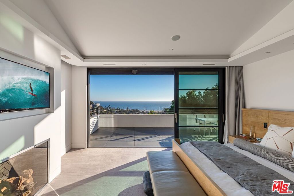 400 Amalfi Drive Property Photo 15