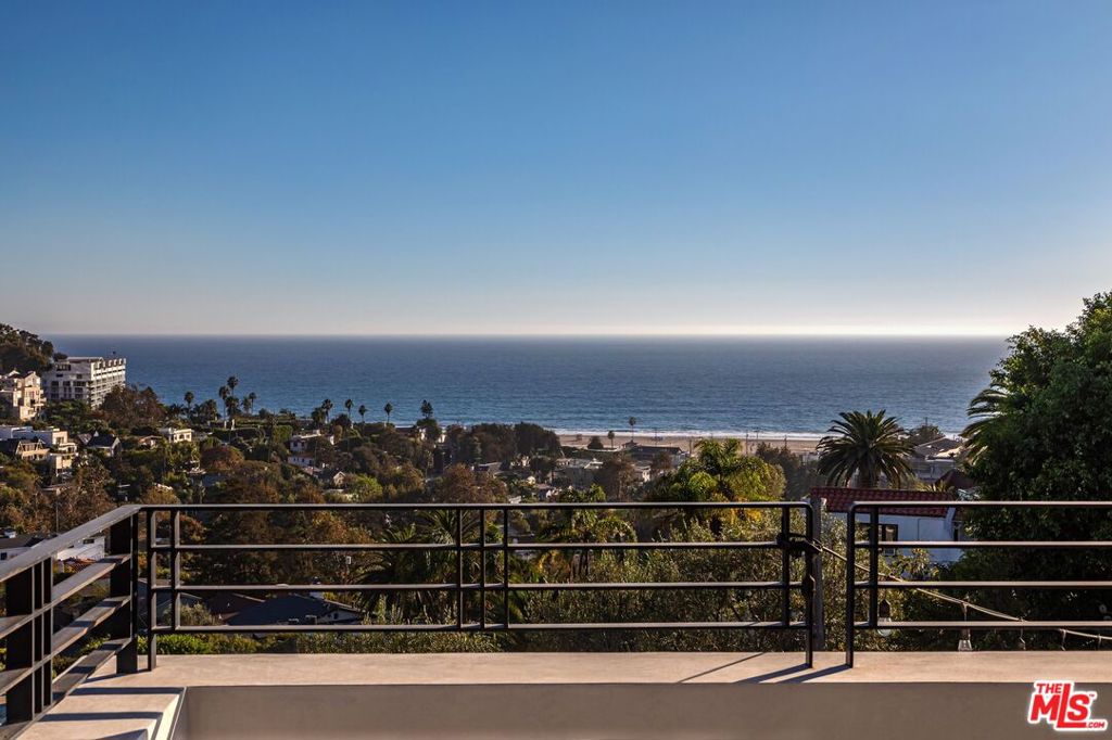 400 Amalfi Drive Property Photo 16