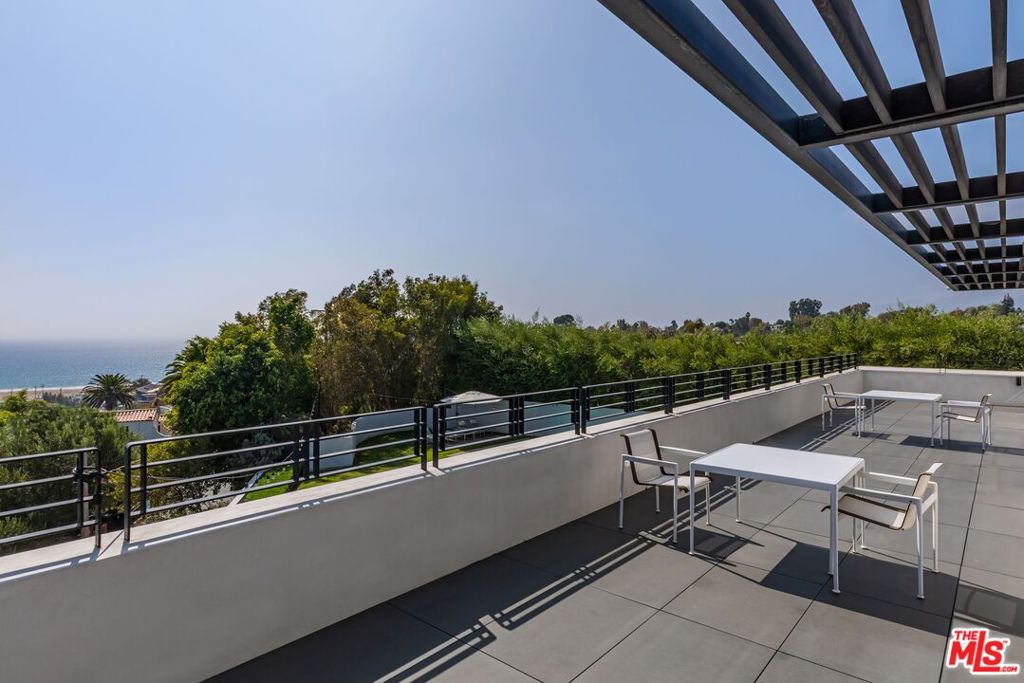 400 Amalfi Drive Property Photo 17