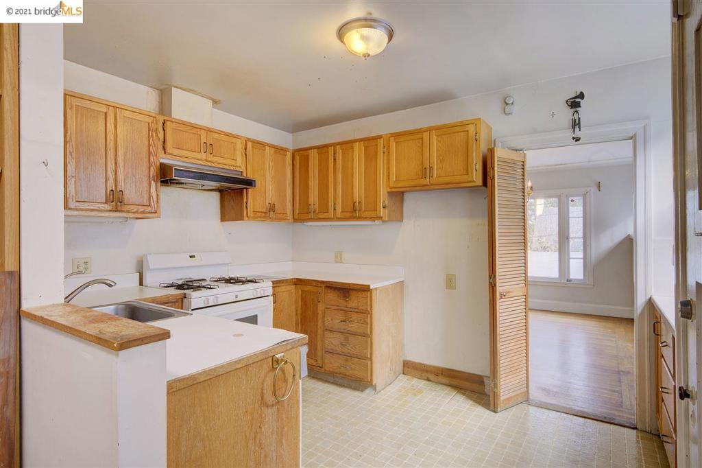 877 Alma Pl Property Photo 9