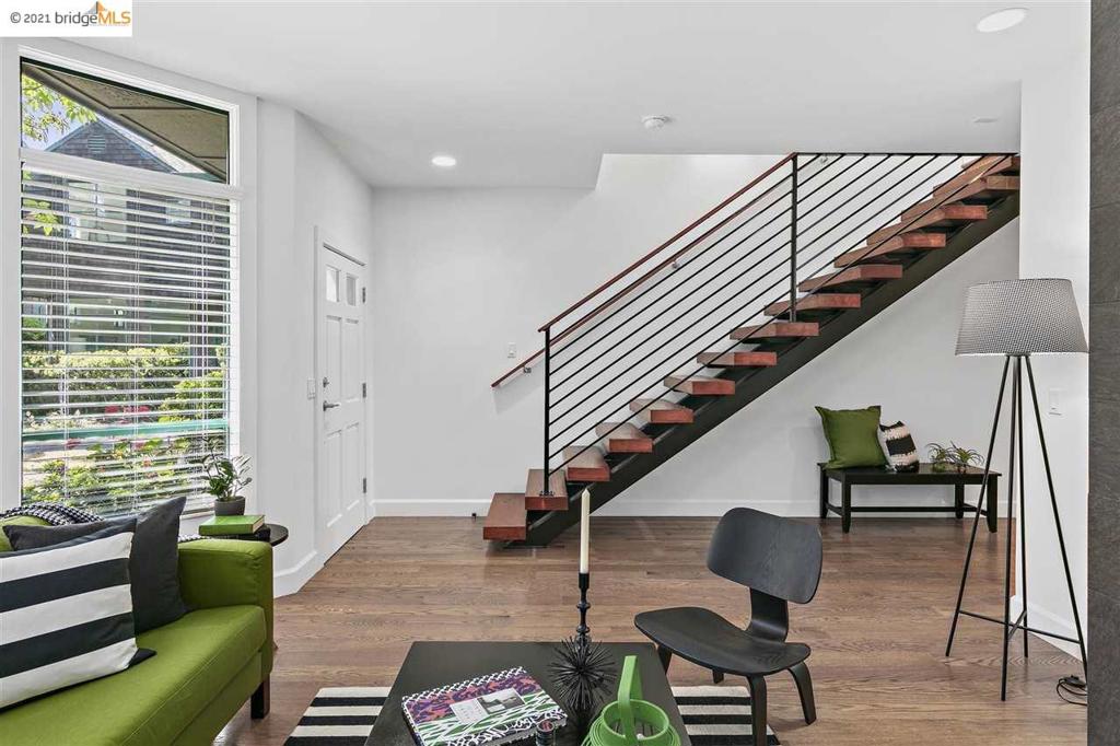 2014 Hearst Ave C Property Photo 8