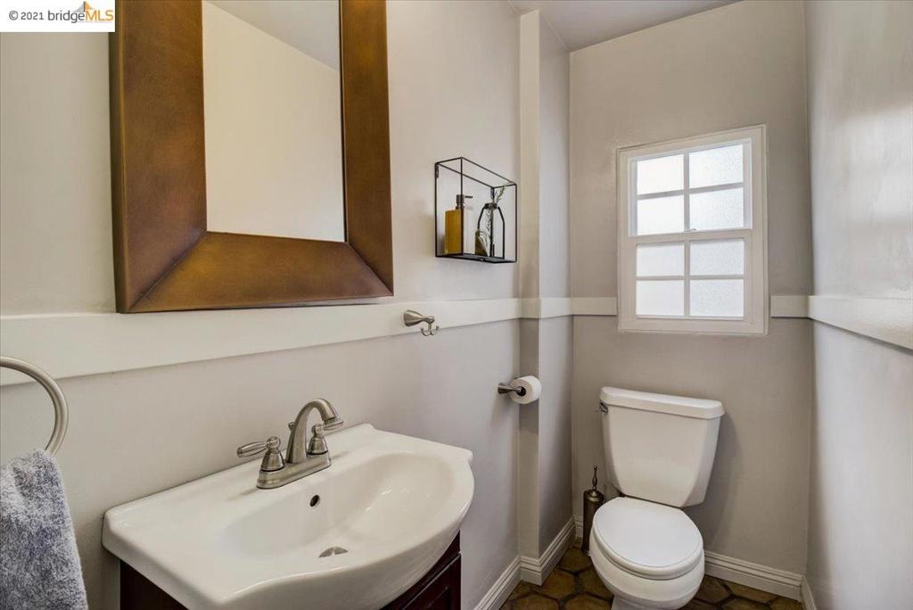 882 Alma Pl Property Photo 8