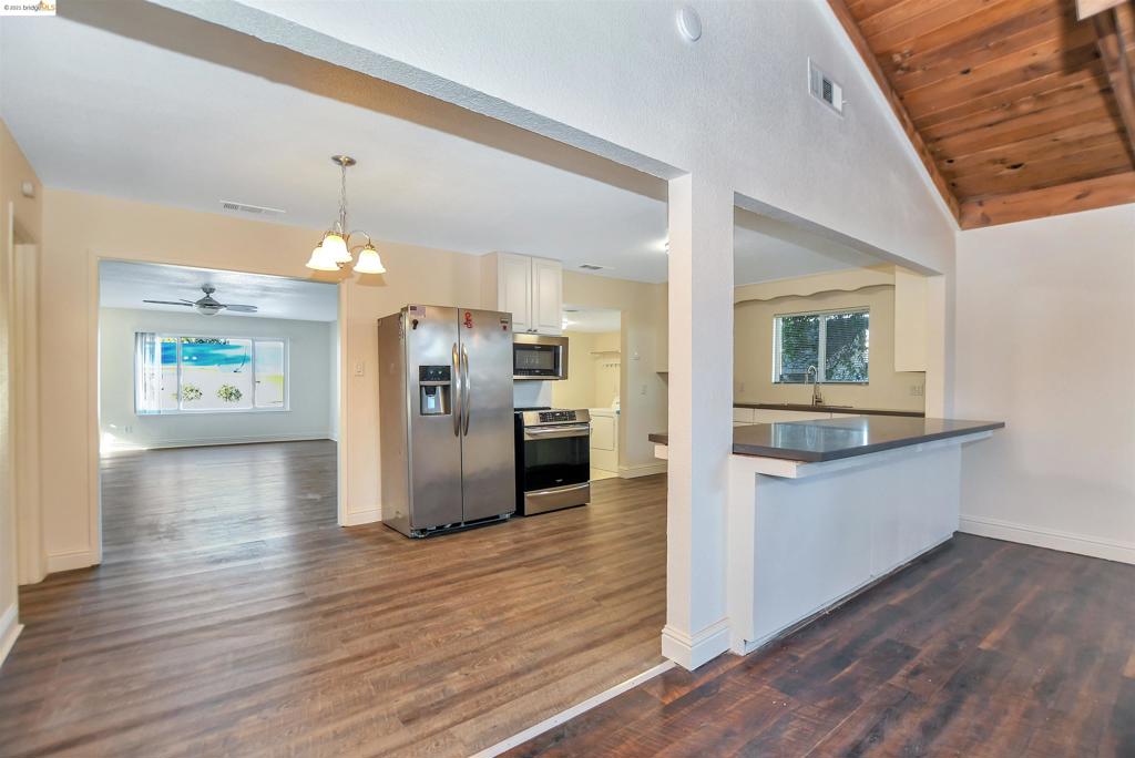 81 Woodview Rd Property Photo 10