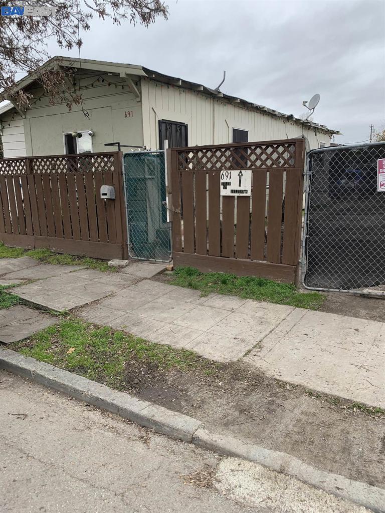 691 Tyler St Property Photo 1