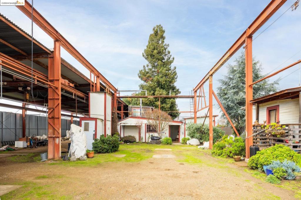 763 Moorpark St Property Photo 4