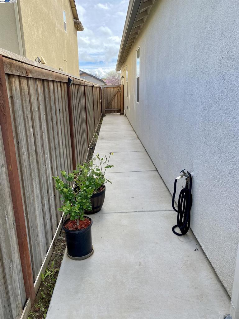 805 Stawell Dr Property Photo 35
