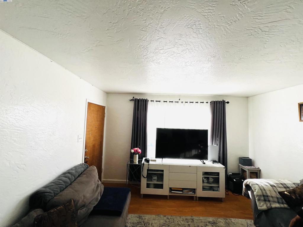 10926 Bancroft Ave Property Photo 8