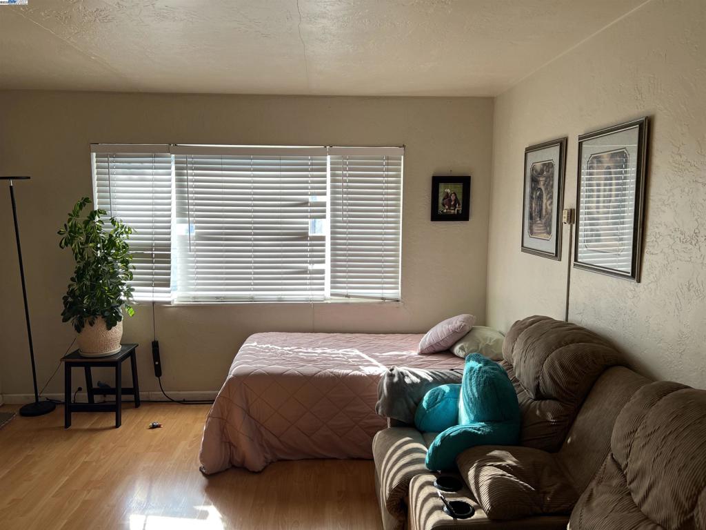10926 Bancroft Ave Property Photo 18