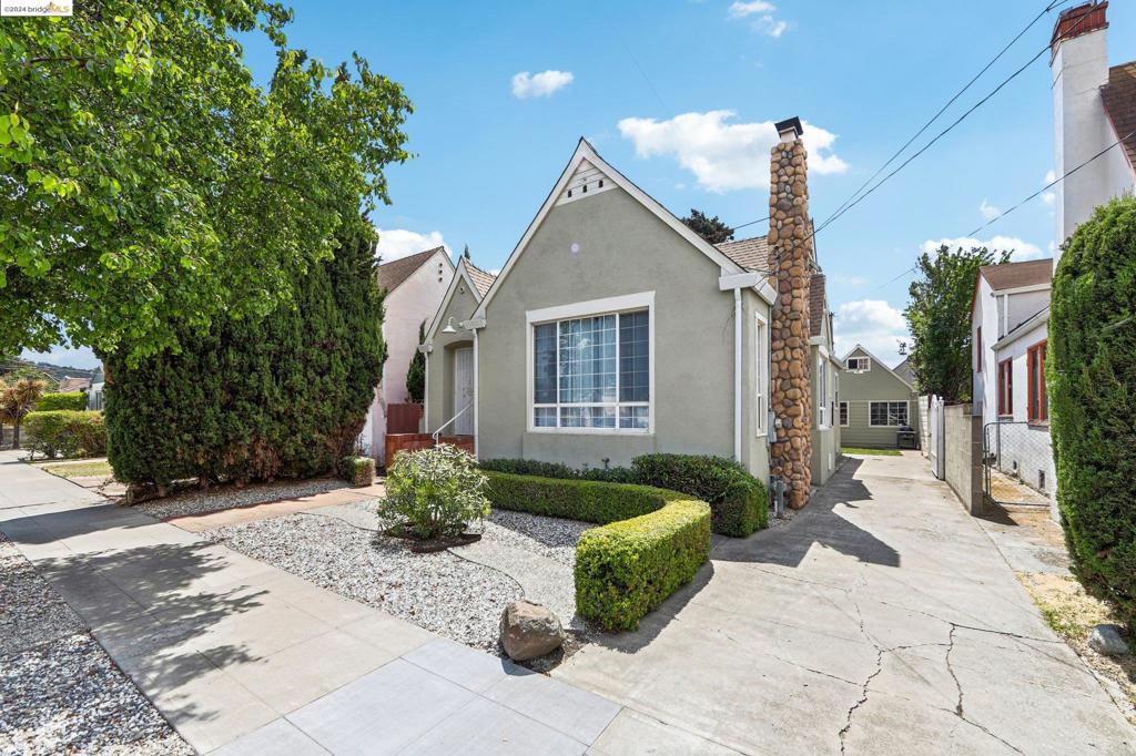 1926 107th Ave Property Photo 2